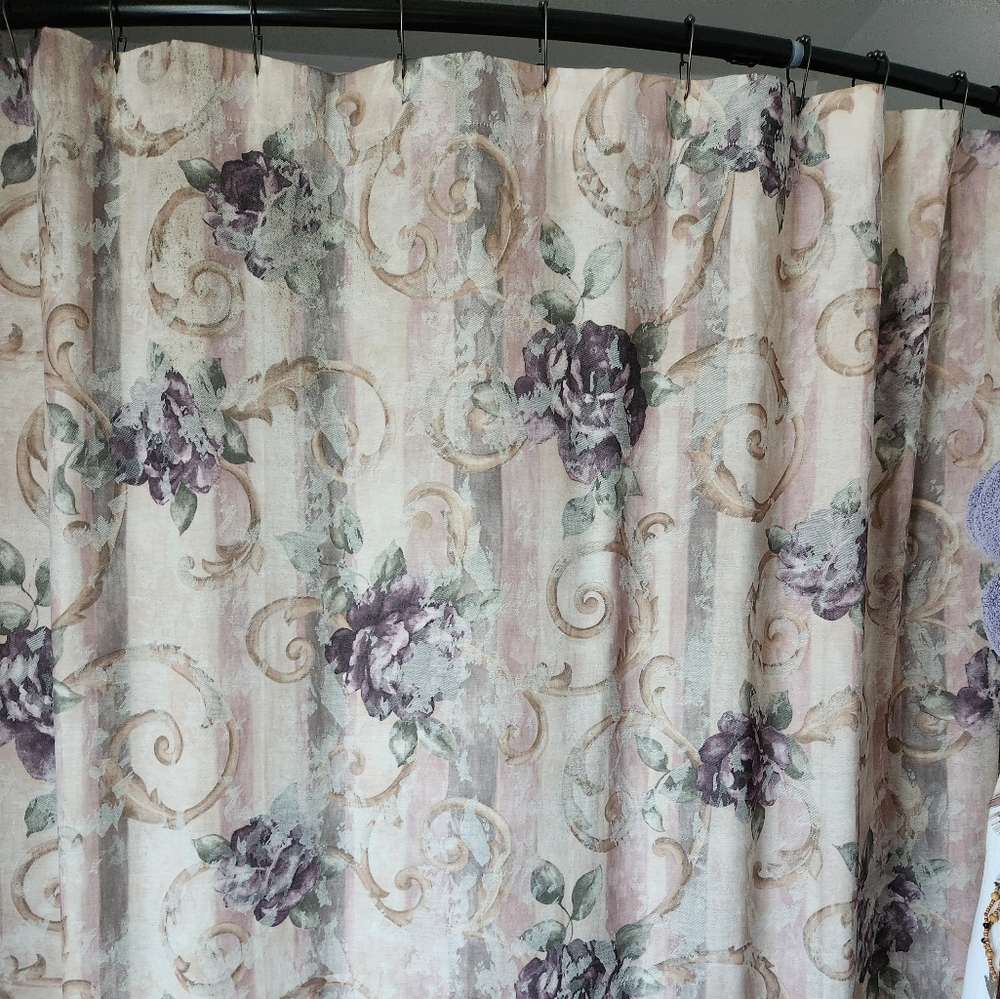 Cassi/Croscill Bathroom Set-Shower Curtain, rugs, towels & accessories